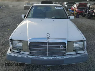 1991 Mercedes-Benz 300 300E with VIN WDBEA30D2MB339701, listed as a Copart auction lot 80088704 with 207,505 mi miles and Salvage Title. Bid and sale history available at carsss.com. Image 5.