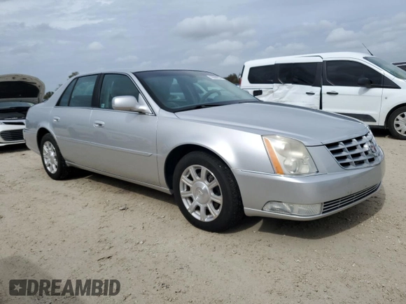 2010 Cadillac DTS 1SA z VIN 1G6KA5EY2AU135849, wystawiony jako Copart lot #79930734 z przebiegiem 98 396 mil mil oraz Nie do naprawy • Non repairable. Historia ofert i sprzedaży dostępna na DreamBid. Obrazek 4.