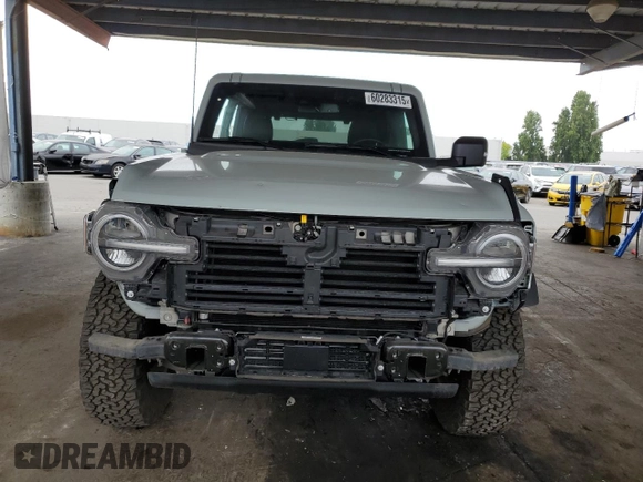 2024 Ford Bronco Badlands z VIN 1FMEE9BP5RLA42032, wystawiony jako Copart lot #60283315 z przebiegiem 4 081 mil mil oraz Szkoda całkowita • Salvage title. Historia ofert i sprzedaży dostępna na DreamBid. Obrazek 5.