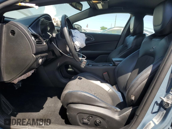 2015 Chrysler 200 S z VIN 1C3CCCBB7FN563423, wystawiony jako Copart lot #57264275 z przebiegiem 106 859 mil mil oraz Szkoda całkowita • Salvage title. Historia ofert i sprzedaży dostępna na DreamBid. Obrazek 7.