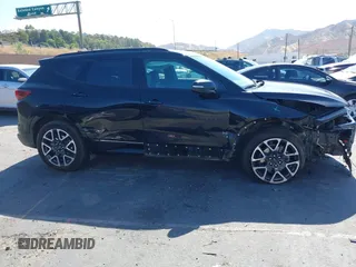 2024 Chevrolet Blazer RS z VIN 3GNKBERS0RS155598, wystawiony jako IAAI lot #39970423 z przebiegiem 15 171 mil mil oraz . Historia ofert i sprzedaży dostępna na DreamBid. Obrazek 13.