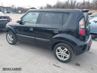 2010 Kia Soul ! with VIN KNDJT2A2XA7184346, listed as a IAAI auction lot 41836252 with 179,009 mi miles. Bid and sale history available at carsss.com. Image 3.