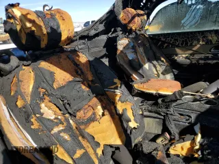 2003 Ford Thunderbird Deluxe z VIN 1FAHP60A83Y113992, wystawiony jako Copart lot #77277574 z przebiegiem Nie podano mil oraz Nie do naprawy • Non repairable. Historia ofert i sprzedaży dostępna na DreamBid. Obrazek 10.