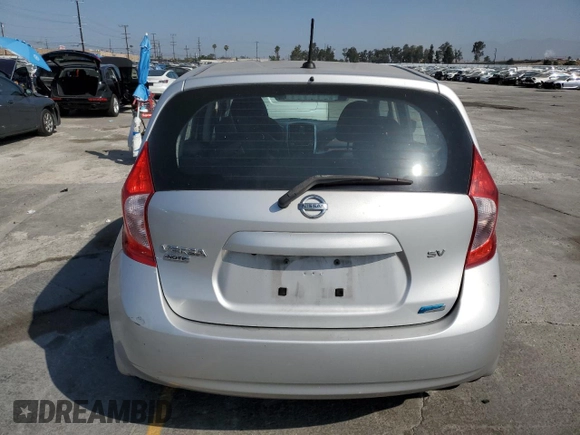 2015 Nissan Note SV z VIN 3N1CE2CPXFL372205, wystawiony jako Copart lot #61229735 z przebiegiem 91 889 mil mil oraz Szkoda całkowita • Salvage title. Historia ofert i sprzedaży dostępna na DreamBid. Obrazek 6.