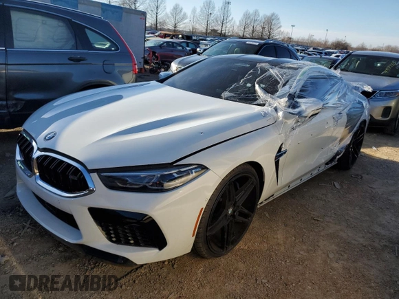 2020 BMW M8 z VIN WBSAE0C08LCD34180, wystawiony jako Copart lot #59950634 z przebiegiem 24 898 mil mil oraz Szkoda całkowita • Salvage title. Historia ofert i sprzedaży dostępna na DreamBid. Obrazek 1.
