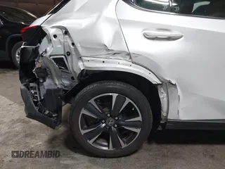 2024 Lexus UX 250h Premium z VIN JTHP9JBH5R2071157, wystawiony jako IAAI lot #42314505 z przebiegiem 15 803 mil mil oraz . Historia ofert i sprzedaży dostępna na DreamBid. Obrazek 19.