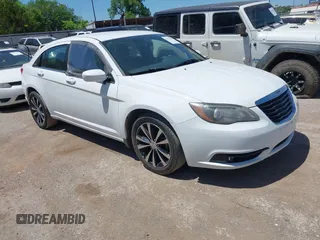 2014 Chrysler 200 Touring z VIN 1C3CCBBB6EN175625, wystawiony jako IAAI lot #42275517 z przebiegiem 119 125 mil mil oraz . Historia ofert i sprzedaży dostępna na DreamBid. Obrazek 1.