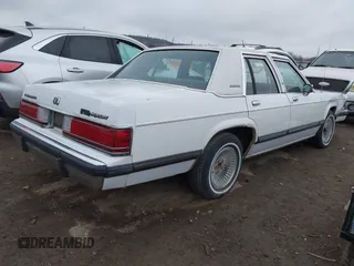 1991 Mercury Grand Marquis z VIN 2MECM75F2MX678620, wystawiony jako IAAI lot #41545796 z przebiegiem 52 567 mil mil oraz . Historia ofert i sprzedaży dostępna na DreamBid. Obrazek 4.