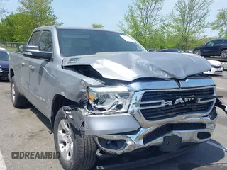 2021 Ram 1500 Big Horn z VIN 1C6RRFBG9MN734212, wystawiony jako IAAI lot #42137938 z przebiegiem 27 576 mil mil oraz . Historia ofert i sprzedaży dostępna na DreamBid. Obrazek 1.