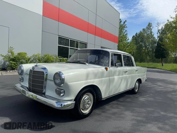 1965 Mercedes-Benz 190 z VIN 11001010128, wystawiony jako Copart lot #55181315 z przebiegiem 77 434 mil mil oraz Tytuł czysty. Historia ofert i sprzedaży dostępna na DreamBid. Obrazek 2.