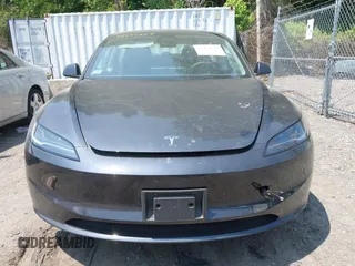 2025 Tesla Model 3 Long Range z VIN 5YJ3E1EBXSF890929, wystawiony jako IAAI lot #42452359 z przebiegiem 2 469 mil mil oraz . Historia ofert i sprzedaży dostępna na DreamBid. Obrazek 12.