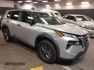 2025 Nissan Rogue S z VIN 5N1BT3ABXSC776215, wystawiony jako IAAI lot #41797913 z przebiegiem 60 mil mil oraz . Historia ofert i sprzedaży dostępna na DreamBid. Obrazek 1.