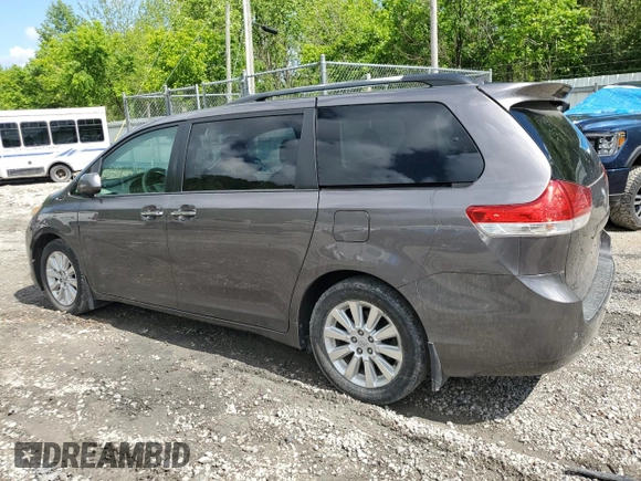 2011 Toyota Sienna XLE z VIN 5TDDK3DCXBS014134, wystawiony jako Copart lot #55124725 z przebiegiem 193 629 mil mil oraz Szkoda całkowita • Salvage title. Historia ofert i sprzedaży dostępna na DreamBid. Obrazek 2.