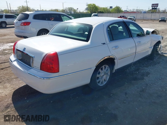2007 Lincoln Town Car Signature Limited z VIN 1LNHM82V67Y630711, wystawiony jako IAAI lot #41997932 z przebiegiem 177 420 mil mil oraz . Historia ofert i sprzedaży dostępna na DreamBid. Obrazek 4.