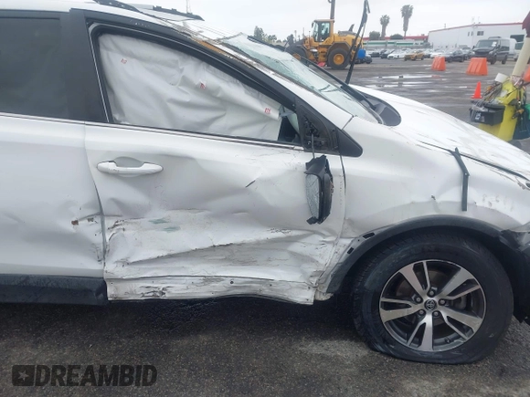 2018 Toyota RAV4 XLE with VIN 2T3WFREV0JW452030, listed as a IAAI auction lot 41915411 with 1 mi miles. Bid and sale history available at carsss.com. Image 6.