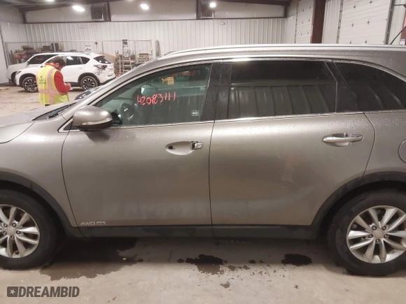 2017 Kia Sorento LX V6 with VIN 5XYPGDA55HG217691, listed as a IAAI auction lot 42083111 with 124,444 mi miles. Bid and sale history available at carsss.com. Image 14.