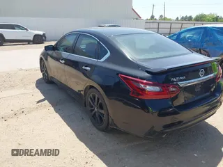 2017 Nissan Altima SR z VIN 1N4AL3AP7HC285742, wystawiony jako IAAI lot #41984935 z przebiegiem 92 855 mil mil oraz . Historia ofert i sprzedaży dostępna na DreamBid. Obrazek 3.