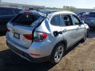 2015 BMW X1 sDrive28i z VIN WBAVM1C55FVW58784, wystawiony jako IAAI lot #42017203 z przebiegiem 107 928 mil mil oraz . Historia ofert i sprzedaży dostępna na DreamBid. Obrazek 4.