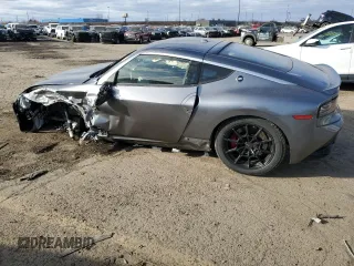 2023 Nissan Z Performance с VIN JN1BZ4BH7PM310841, выставлен на аукционе Copart как лот 87700375 с пробегом 3 263 миль миль и Списание • Salvage title. История ставок и продаж доступна на DreamBid. Изображение 2.