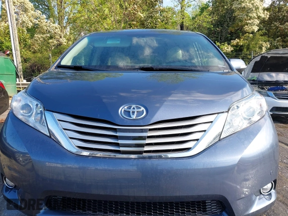 2014 Toyota Sienna XLE z VIN 5TDYK3DCXES498828, wystawiony jako IAAI lot #41970991 z przebiegiem 75 015 mil mil oraz . Historia ofert i sprzedaży dostępna na DreamBid. Obrazek 6.