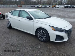 2024 Nissan Altima SV z VIN 1N4BL4DV9RN315978, wystawiony jako IAAI lot #41942923 z przebiegiem 22 389 mil mil oraz . Historia ofert i sprzedaży dostępna na DreamBid. Obrazek 1.