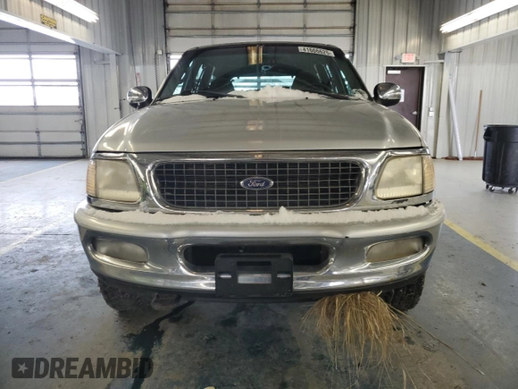 1998 Ford Expedition XLT z VIN 1FMPU18L1WLC33329, wystawiony jako Copart lot #41666625 z przebiegiem 137 786 mil mil oraz Czysty tytuł • Clean title. Historia ofert i sprzedaży dostępna na DreamBid. Obrazek 5.