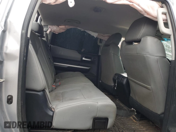 2017 Toyota Tundra Limited z VIN 5TFHW5F1XHX627001, wystawiony jako Copart lot #87833035 z przebiegiem Nie podano mil oraz Szkoda całkowita • Salvage title. Historia ofert i sprzedaży dostępna na DreamBid. Obrazek 10.