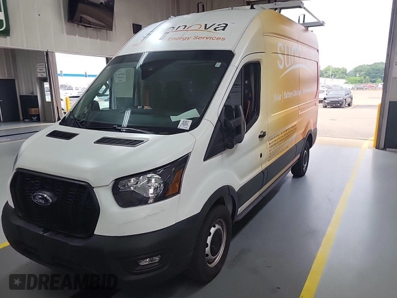 2023 Ford Transit Cargo z VIN 1FTBR1X86PKC02291, wystawiony jako IAAI lot #42791621 z przebiegiem 32 389 mil mil oraz . Historia ofert i sprzedaży dostępna na DreamBid. Obrazek 3.