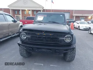 2021 Ford Bronco z VIN 1FMEE5DH0MLA77066, wystawiony jako IAAI lot #41889270 z przebiegiem 62 610 mil mil oraz . Historia ofert i sprzedaży dostępna na DreamBid. Obrazek 12.