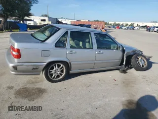 2000 Volvo S70 z VIN YV1LS56D0Y2652397, wystawiony jako Copart lot #77915954 z przebiegiem 178 061 mil mil oraz Szkody całkowita. Historia ofert i sprzedaży dostępna na DreamBid. Obrazek 3.