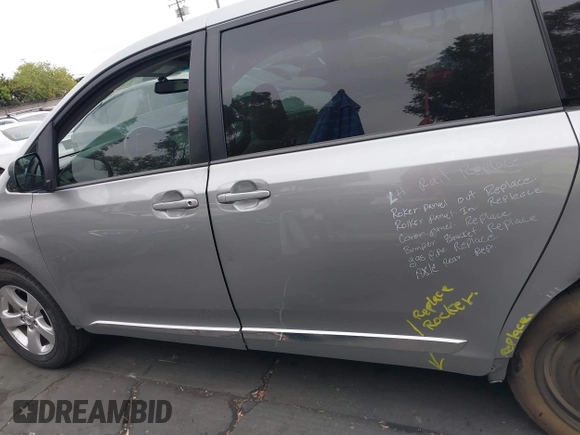 2017 Toyota Sienna LE Auto Access Seat z VIN 5TDKZ3DC9HS841120, wystawiony jako IAAI lot #42755500 z przebiegiem 65 952 mil mil oraz . Historia ofert i sprzedaży dostępna na DreamBid. Obrazek 15.