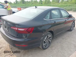 2020 Volkswagen Jetta SEL z VIN 3VWEB7BU9LM023817, wystawiony jako IAAI lot #42371694 z przebiegiem 99 100 mil mil oraz . Historia ofert i sprzedaży dostępna na DreamBid. Obrazek 4.