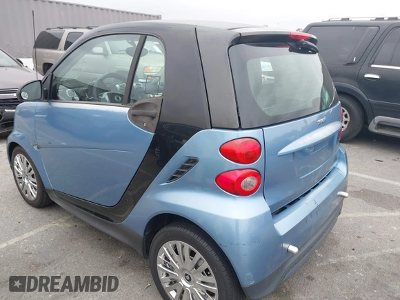 2013 Smart fortwo Pure z VIN WMEEJ3BA9DK645638, wystawiony jako IAAI lot #42371405 z przebiegiem 37 293 mil mil oraz . Historia ofert i sprzedaży dostępna na DreamBid. Obrazek 3.
