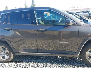 2023 Jeep Compass Sport z VIN 3C4NJDAN2PT527152, wystawiony jako IAAI lot #41431798 z przebiegiem 45 989 mil mil oraz . Historia ofert i sprzedaży dostępna na DreamBid. Obrazek 14.