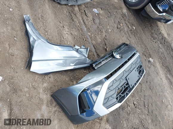 2025 Volkswagen Taos z VIN 3VV5C7B23SM012634, wystawiony jako IAAI lot #42342616 z przebiegiem 4381 mil mil oraz . Historia ofert i sprzedaży dostępna na DreamBid. Obrazek 12.