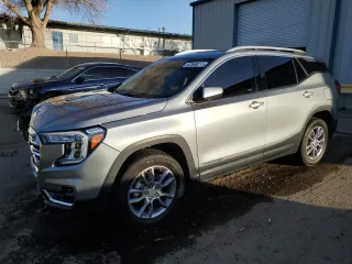 2023 GMC Terrain SLT z VIN 3GKALVEGXPL144266, wystawiony jako Copart lot #47568015 z przebiegiem 30 084 mil mil oraz Szkoda całkowita • Salvage title. Historia ofert i sprzedaży dostępna na DreamBid. Obrazek 1.