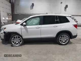 2025 Honda Passport EX-L z VIN 5FNYF8H5XSB017943, wystawiony jako IAAI lot #42027857 z przebiegiem 1822 mil mil oraz . Historia ofert i sprzedaży dostępna na DreamBid. Obrazek 14.