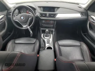 2013 BMW X1 xDrive28i z VIN WBAVL1C5XDVR85326, wystawiony jako Copart lot #58524225 z przebiegiem 138 389 mil mil oraz Szkoda całkowita • Salvage title. Historia ofert i sprzedaży dostępna na DreamBid. Obrazek 8.