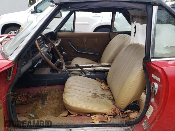 1977 FIAT 124 Spider z VIN 124CS10119615, wystawiony jako Copart lot #54527635 z przebiegiem 92 780 mil mil oraz Czysty tytuł • Clean title. Historia ofert i sprzedaży dostępna na DreamBid. Obrazek 7.