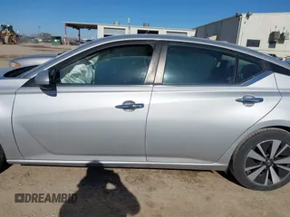 2021 Nissan Altima 2.5 SV with VIN 1N4BL4DV9MN340467, listed as a IAAI auction lot 41470877 with 61,678 mi miles. Bid and sale history available at carsss.com. Image 14.