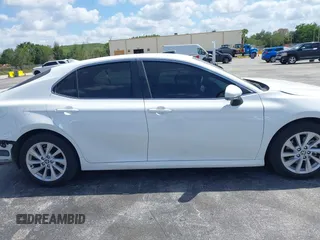 2024 Toyota Camry LE z VIN 4T1R11AK5RU881936, wystawiony jako IAAI lot #42080937 z przebiegiem 13 302 mil mil oraz . Historia ofert i sprzedaży dostępna na DreamBid. Obrazek 13.