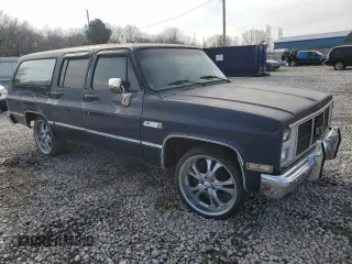 1988 GMC Suburban z VIN 1GKER16K5JF536794, wystawiony jako Copart lot #49308115 z przebiegiem 95 416 mil mil oraz Tytuł czysty. Historia ofert i sprzedaży dostępna na DreamBid. Obrazek 4.