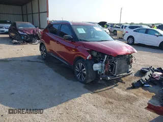 2020 Nissan Kicks SR z VIN 3N1CP5DV3LL516536, wystawiony jako IAAI lot #42043094 z przebiegiem 80 048 mil mil oraz . Historia ofert i sprzedaży dostępna na DreamBid. Obrazek 1.