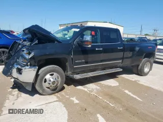 2019 Chevrolet Silverado 3500HD LTZ z VIN 1GC4KXEY3KF128865, wystawiony jako Copart lot #53911675 z przebiegiem 221 919 mil mil oraz Szkody całkowita. Historia ofert i sprzedaży dostępna na DreamBid. Obrazek 1.