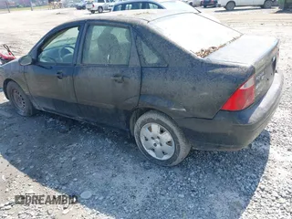 2006 Ford Focus S z VIN 1FAFP34N26W126644, wystawiony jako IAAI lot #42273767 z przebiegiem 245 497 mil mil oraz . Historia ofert i sprzedaży dostępna na DreamBid. Obrazek 3.