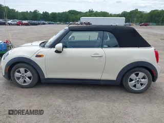 2019 MINI Convertible Cooper z VIN WMWWG5C52K3F79780, wystawiony jako IAAI lot #42622429 z przebiegiem 38 532 mil mil oraz . Historia ofert i sprzedaży dostępna na DreamBid. Obrazek 14.