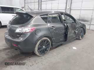 2011 Mazda 3 S Grand Touring z VIN JM1BL1M53B1432526, wystawiony jako IAAI lot #41670048 z przebiegiem 105 407 mil mil oraz . Historia ofert i sprzedaży dostępna na DreamBid. Obrazek 4.