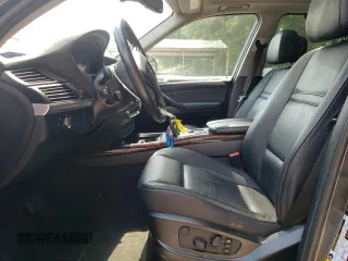2012 BMW X5 35i z VIN 5UXZV4C55CL753810, wystawiony jako Copart lot #62405565 z przebiegiem 178 504 mil mil oraz Szkoda całkowita • Salvage title. Historia ofert i sprzedaży dostępna na DreamBid. Obrazek 7.