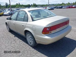 1999 Saturn SL z VIN 1G8ZK5275XZ283178, wystawiony jako IAAI lot #42303549 z przebiegiem 216 776 mil mil oraz . Historia ofert i sprzedaży dostępna na DreamBid. Obrazek 3.