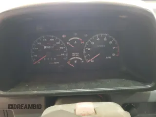 1990 Geo Tracker z VIN 2CNBJ18UXL6218795, wystawiony jako Copart lot #53083615 z przebiegiem 83 413 mil mil oraz Szkody całkowita. Historia ofert i sprzedaży dostępna na DreamBid. Obrazek 9.